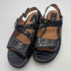 Black Patent Leather Pebbled Clarks Sandals Size 9